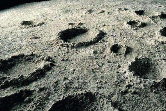 各国砸百亿奔赴月球挖土，月壤遍地是宝却只能零星带回，大批量运回地球压根行不通？