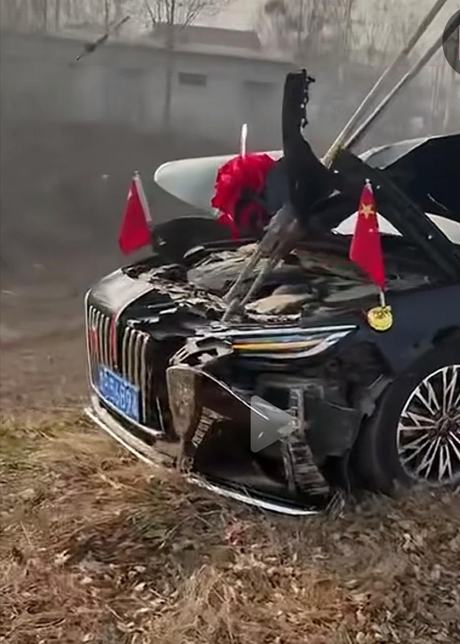 网友拍的车祸现场。神奇的是，发动机还在嗡嗡作响。还神奇的是，车前灯还在闪耀。更神
