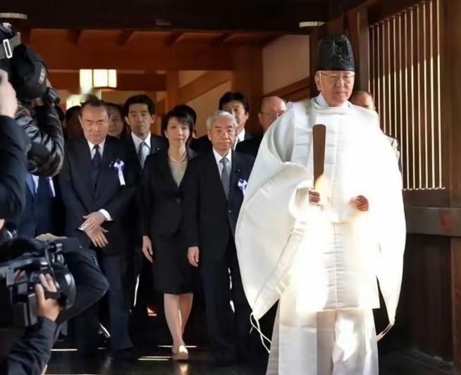 日本终归还是服软了！在全世界目光注视下，日媒宣扬的高市早苗参拜靖国神社的日子也是
