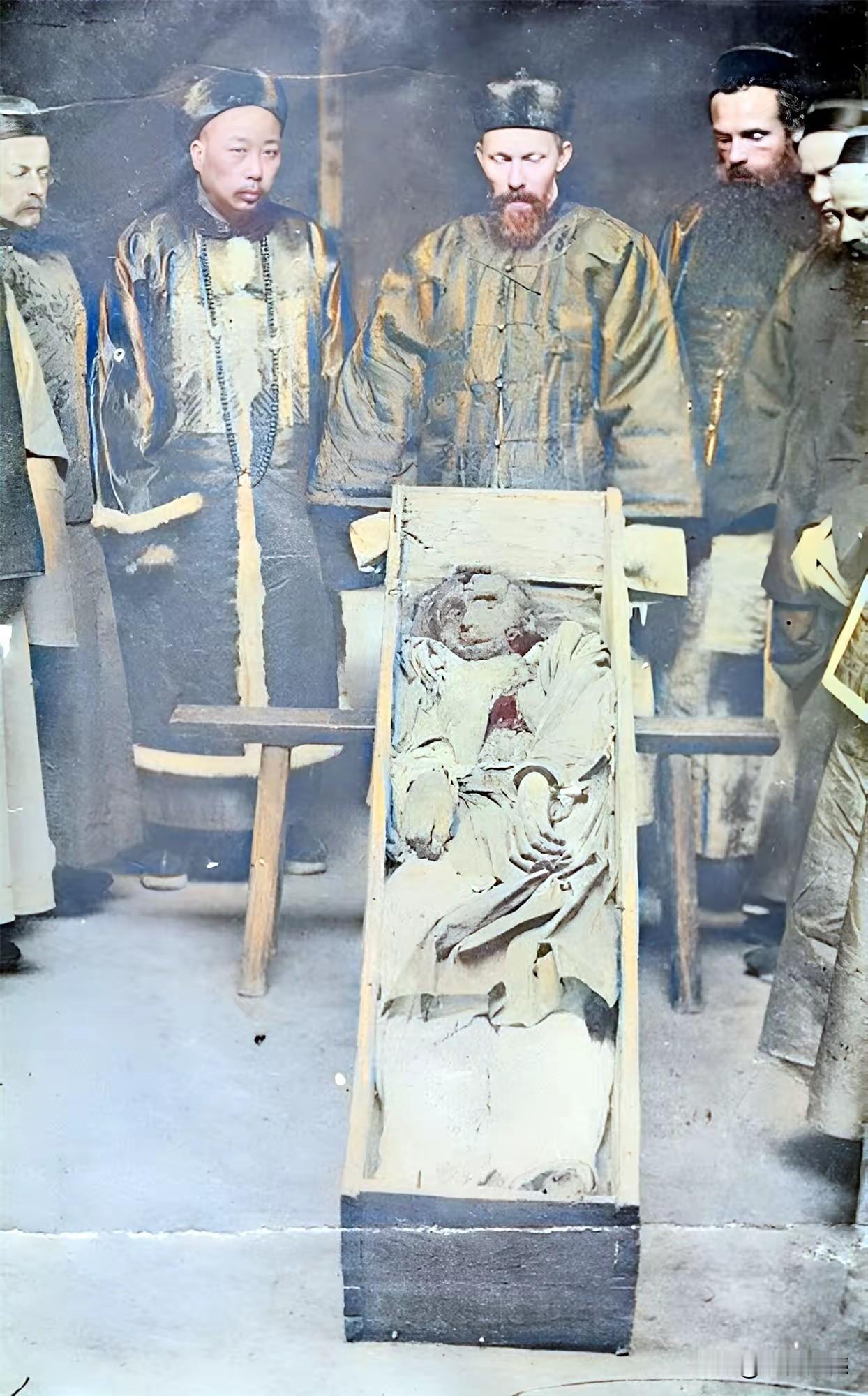 通过这张照片发现一个问题啊，发现清朝时的在华外国人，穿的衣服好像也是清朝的服饰，