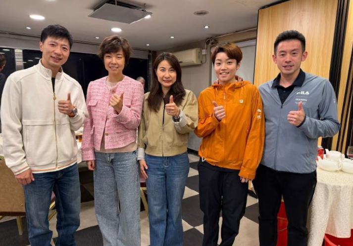 这张照片含金量很高啊。左起第一位乒乓球运动员马龙，曾获得31个世界冠军，其中包