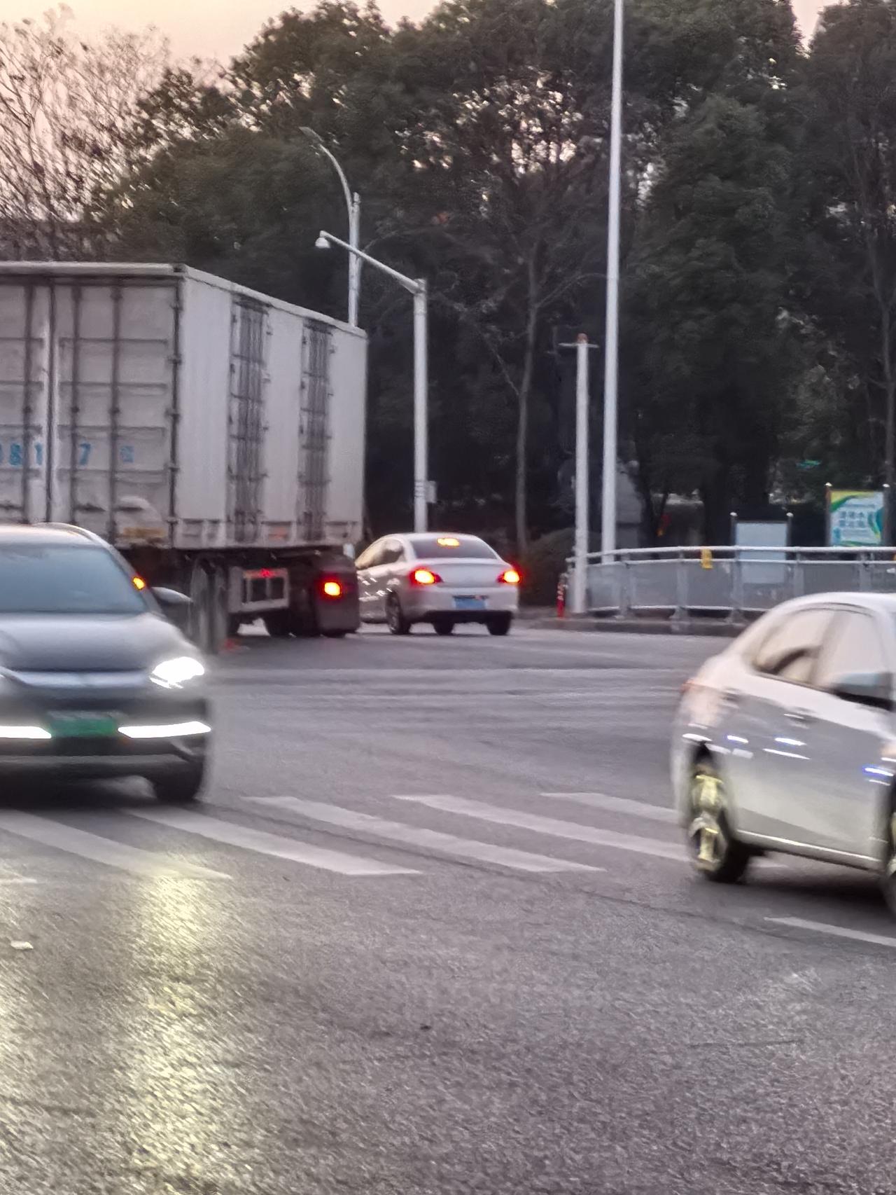 从初五上班到现在，好不容易明天休息，那个自以为是的同事却要和我换班，她这一直休息