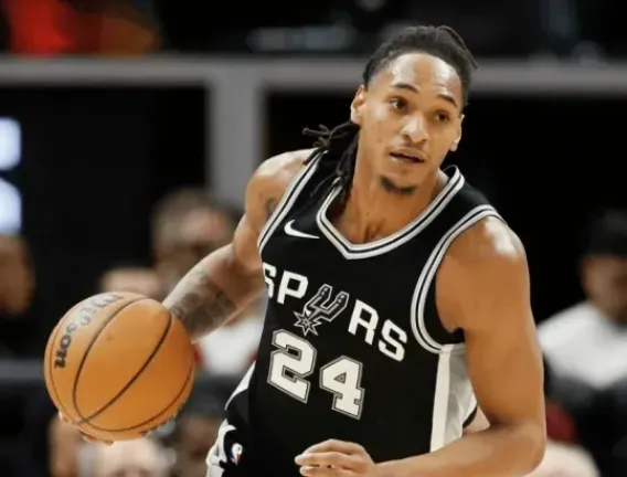 近日，马刺球员德文-瓦塞尔接受了媒体采访，谈到了与马刺杀入季后赛的感受。瓦塞