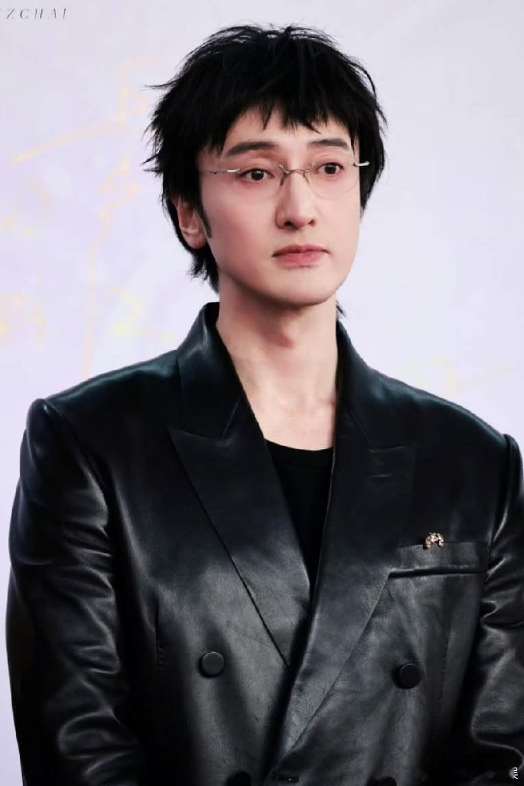 1.王传君拍电影的片酬其实并不是很高，而且因为接不到商务代言，所以就只能靠参加综