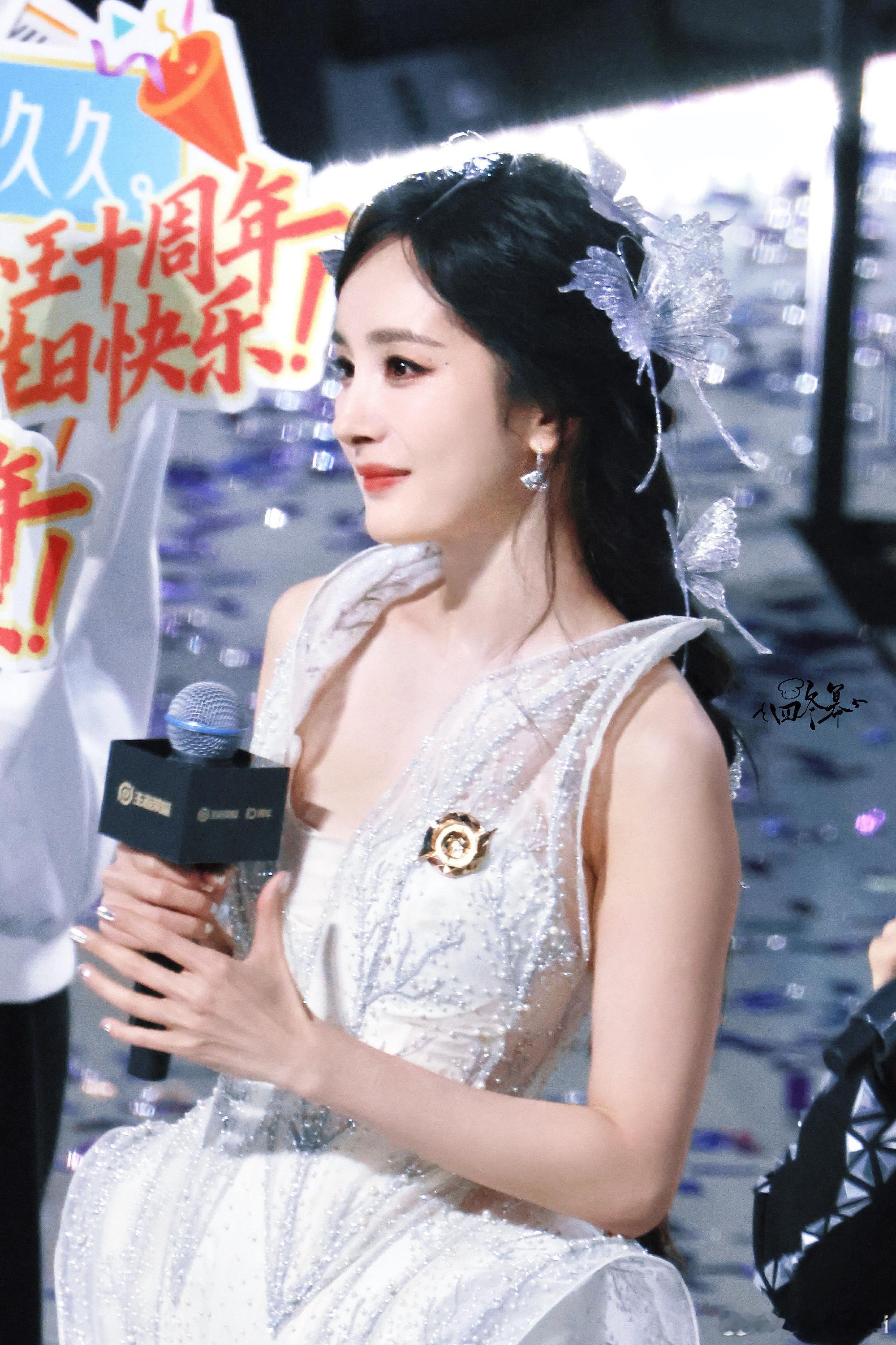 共创之夜美神降临杨幂艾琳造型细节杀！薄纱裙摆绣着星光纹路，手持弓箭道具时眼神灵