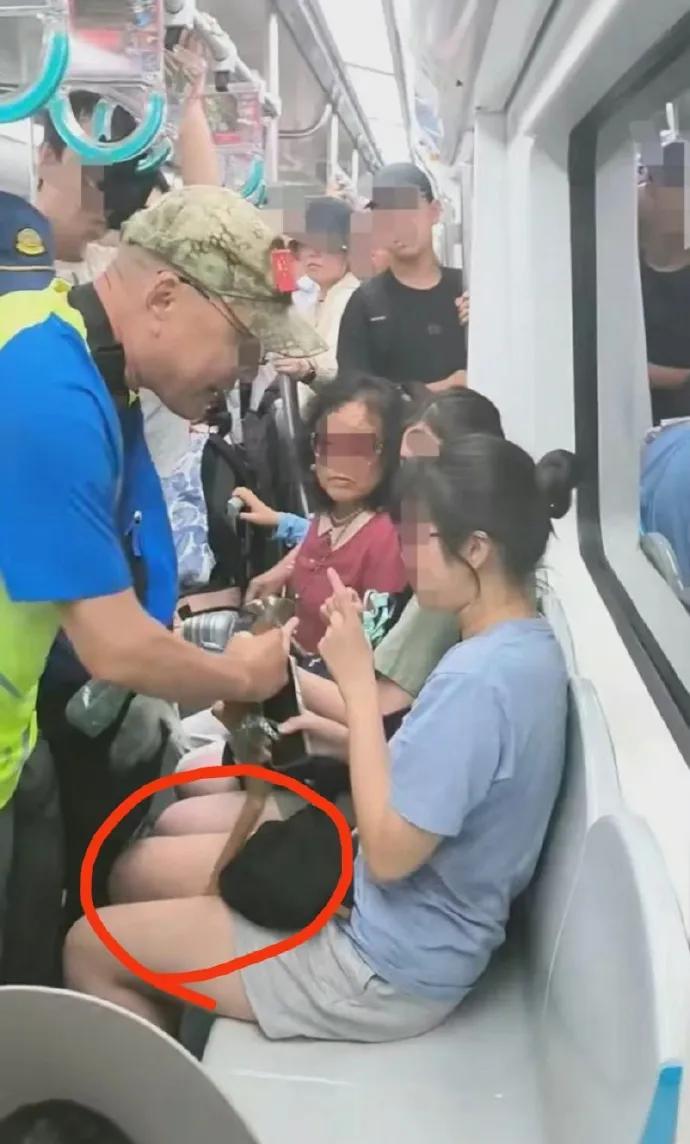 上海，女子坐地铁时，发现一个猥琐大爷一直色眯眯地盯着自己看，于是她提醒大爷：“你
