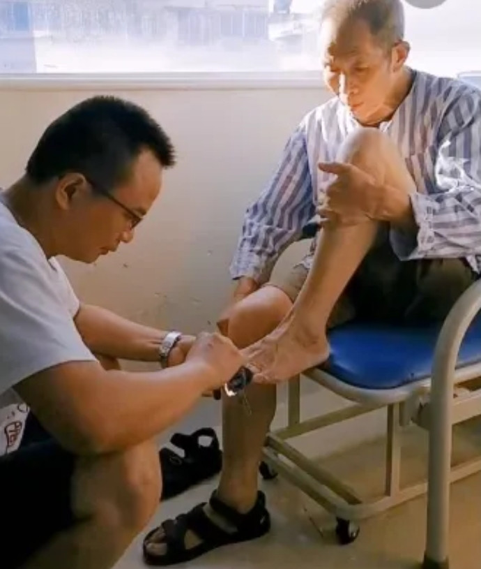 继父照顾了我爸8年，我爸临走前，单独嘱咐我：遗嘱藏在那本厚书里，房子跟卡里的50
