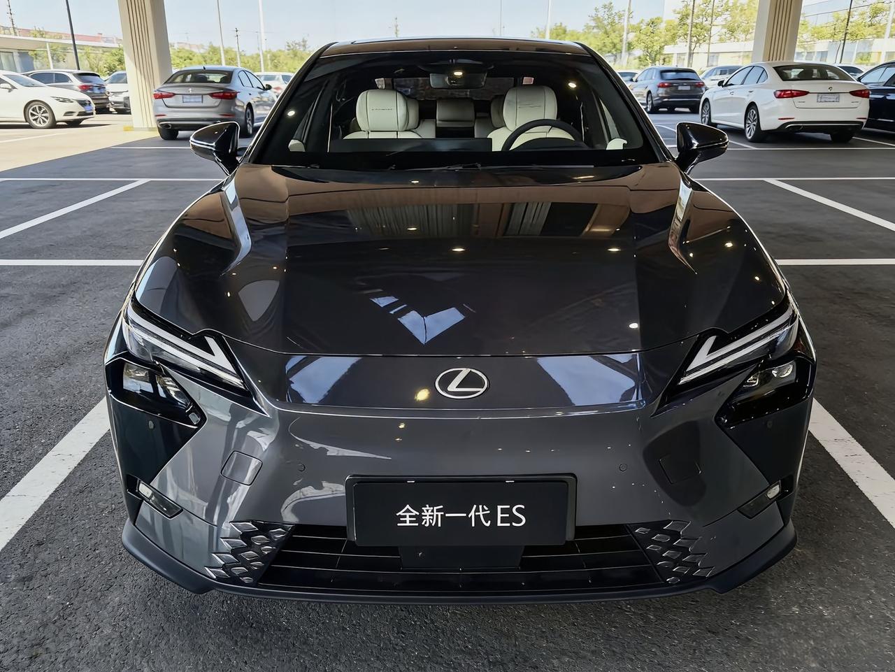 最近车圈有个大新闻，曾经加价都一车难求的雷克萨斯ES，终于彻底换代了！而且现在实