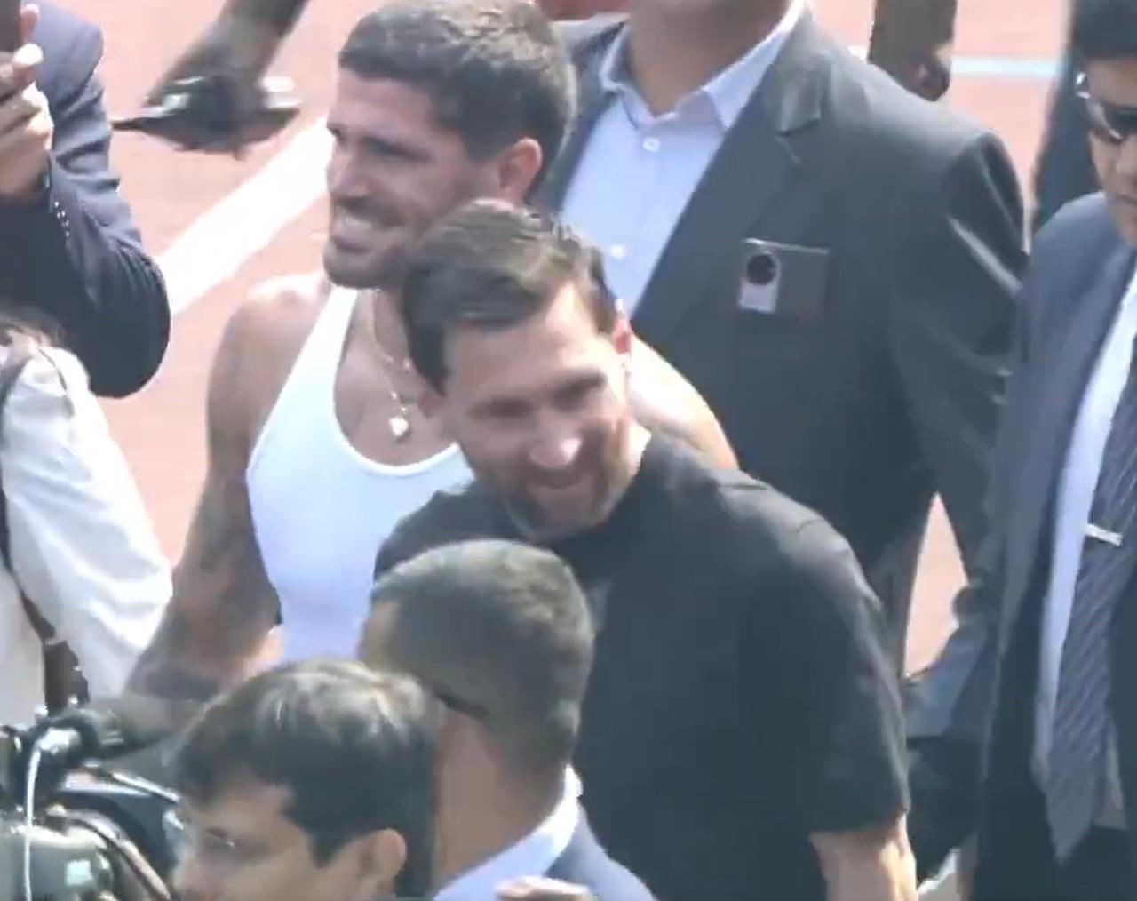 果然很印度。梅西印度行，只在球场待了10分钟，几乎还没有走完一圈，就被迫离开