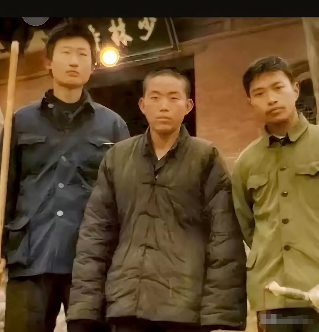 释永信16岁从安徽老家前去少林寺主要有两个目的，身体瘦弱在寺院勉强有口饭吃，比窝