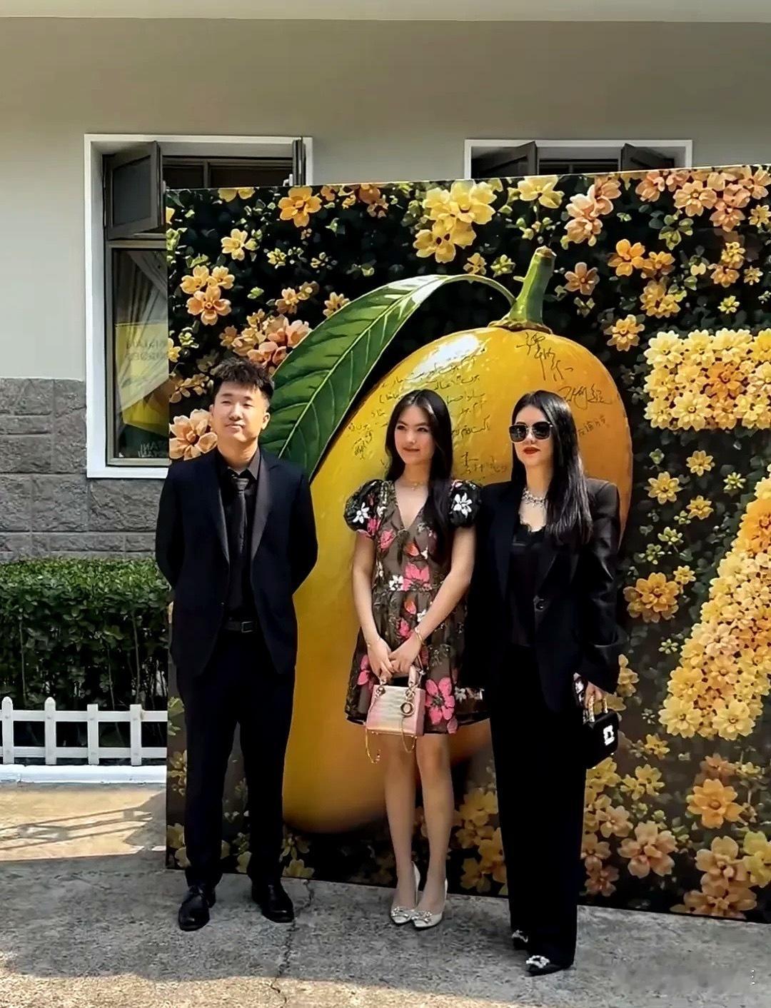 李湘带着女儿王诗龄现身活动，好久没在网上露面的王诗龄，真是女大十八变，变瘦变漂亮