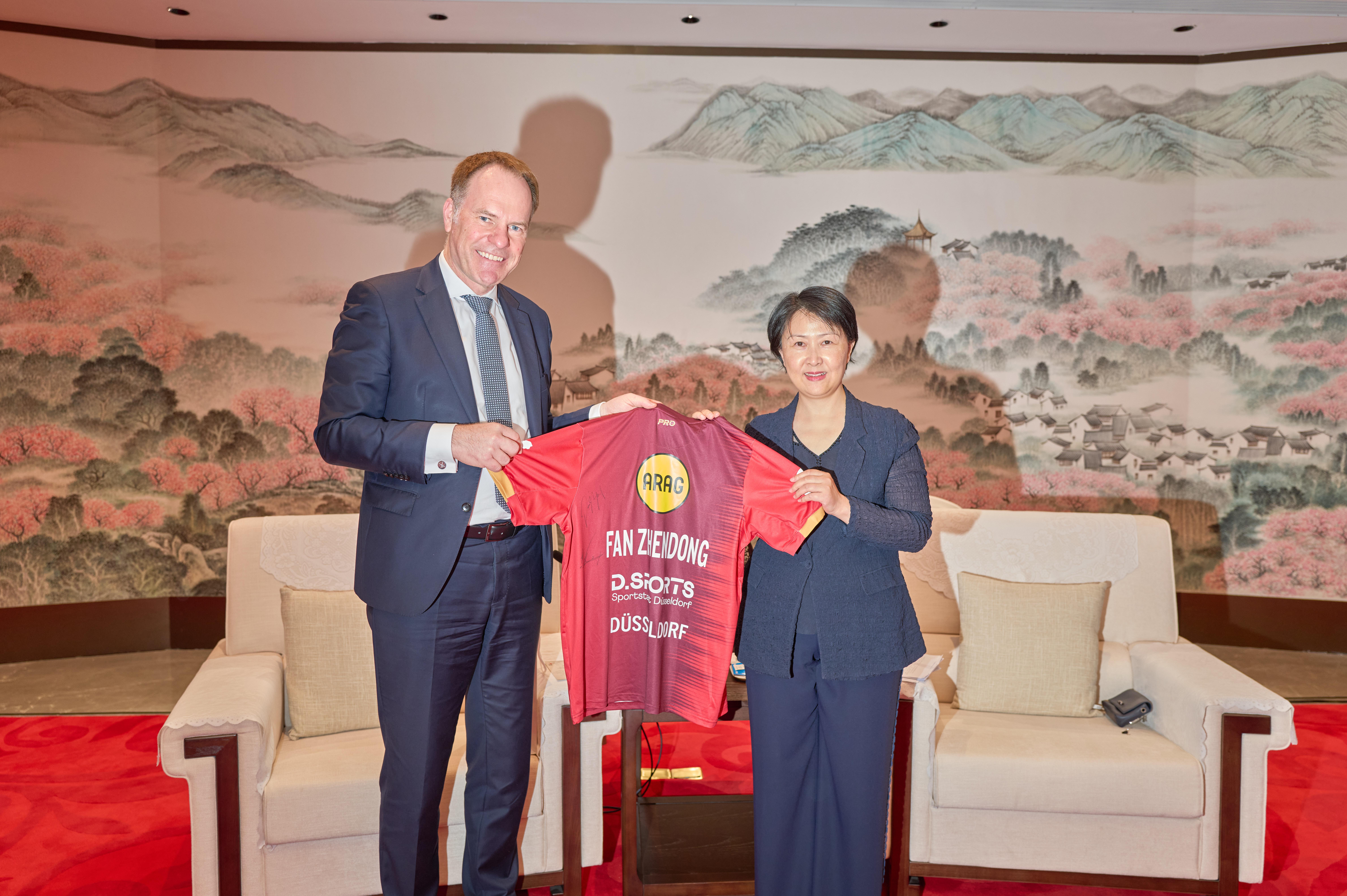 杜塞市长访华, 向苏州市副市长赠送樊振东球衣作为交流礼物