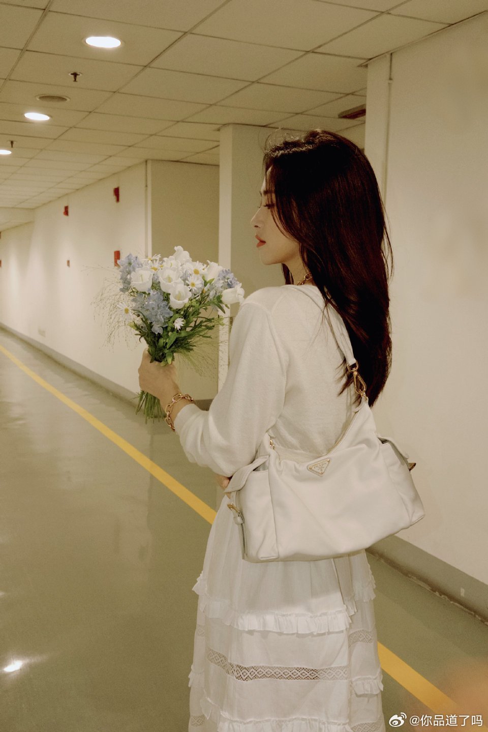  朱珠捧花回眸朱珠这一捧花回眸太绝了！裙摆轻扬间，她手捧繁花回首，眼神里藏着温