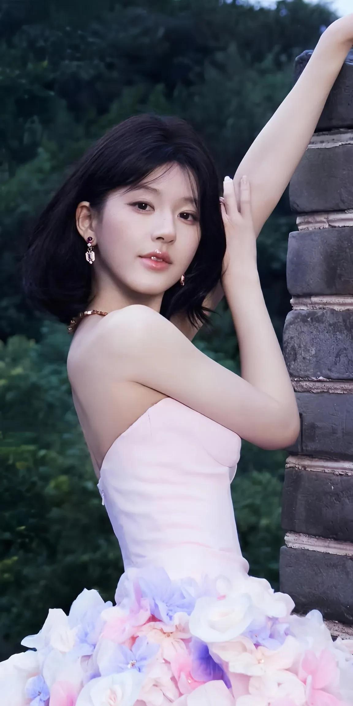 赵露思确实有那种花间美人的气质。她的美很灵动，就像从古典画里走出来的女子。在很多