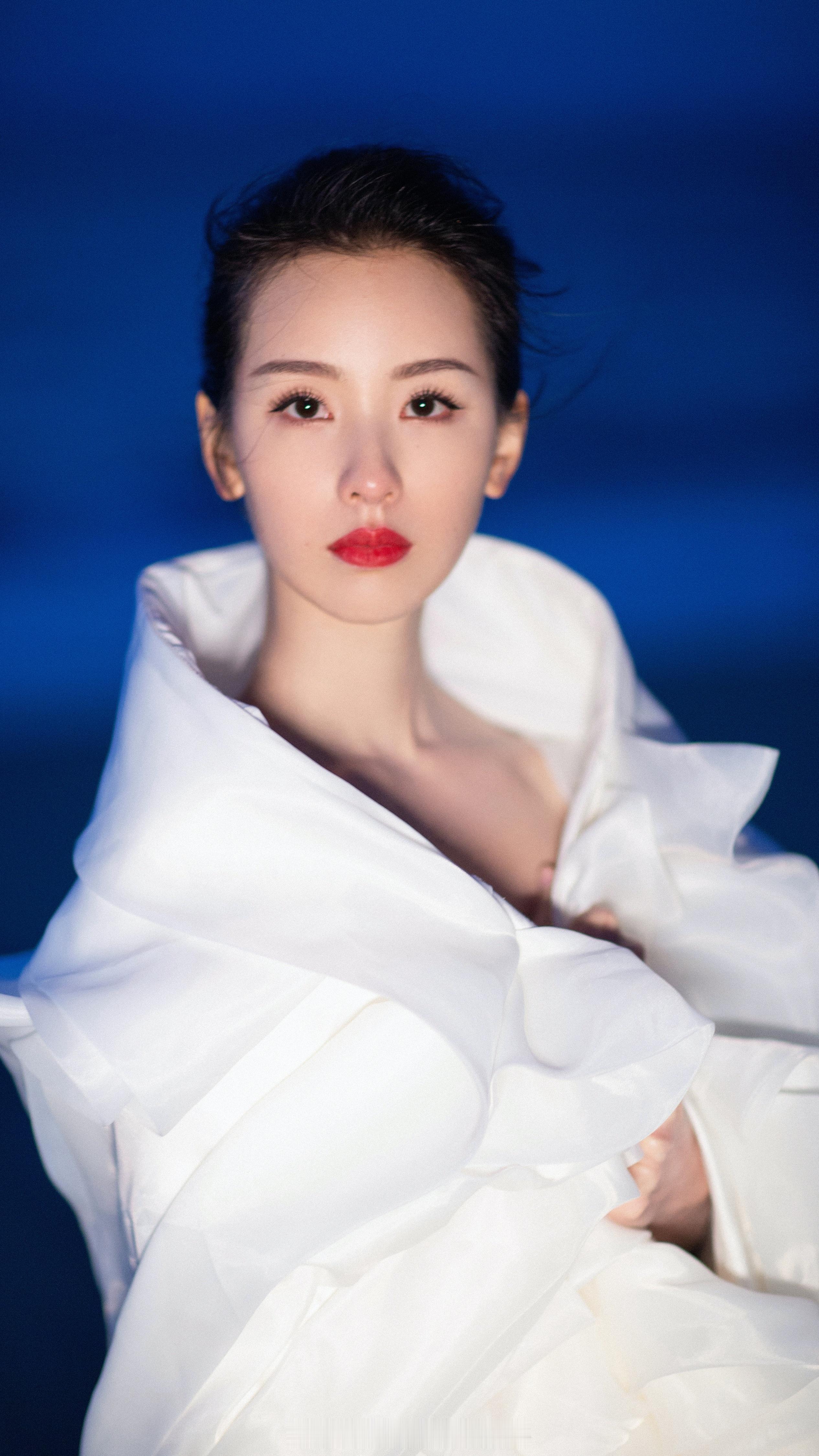 陈都灵，毕业于南京航空航天大学，93年，天秤座，身高168cm，体重42kg，来
