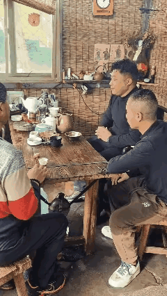 请问这是失传已久的泼茶节吗？