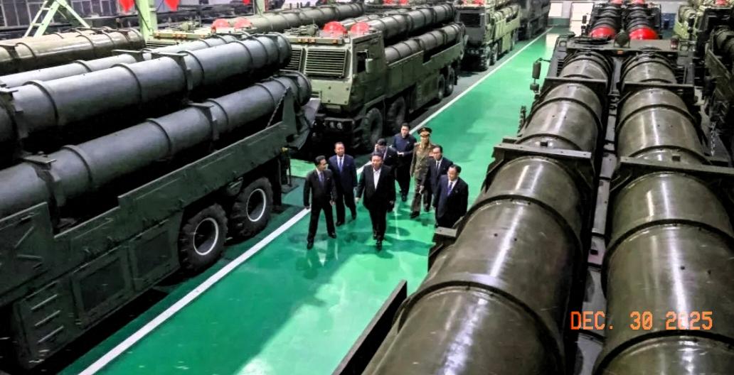 真的是惊叹到我了，朝鲜什么时候变得如此富有，这一大片看上去至少有几百上千枚吧！[