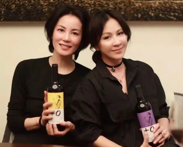 56岁的王菲和59岁的刘嘉玲在豪宅宴请两人都是整套的黑色，王菲面部自然，轻松，