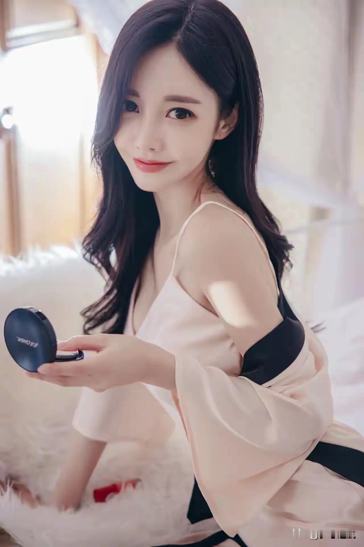 镜中人影动，梦回旧时妆。孙允珠孙允珠极品美图月夜华服照粉裳朦胧照