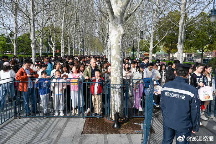 #迪士尼入园排队3公里#【迪士尼迎春假高峰：入园排队3公里，#迪士尼热门项目等6