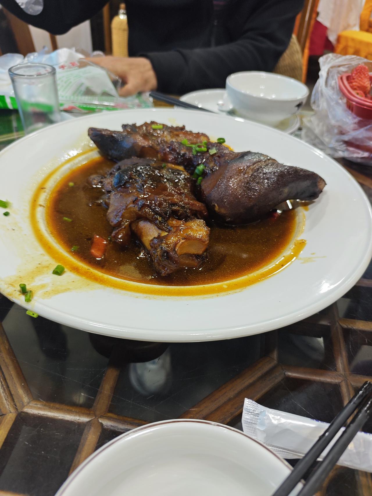 来到杭州最近的龙门古镇游玩，发现这里有家菜馆不错，老板也热情招待。都是自己亲自下