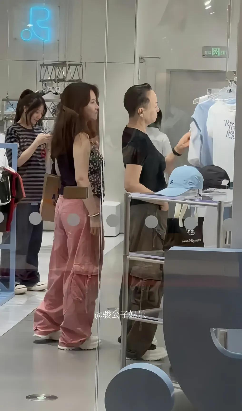 宋丹丹现身三里屯逛街买衣服，梳着大背头，身穿工装裤，一身打扮尽显女大佬风范。宋丹