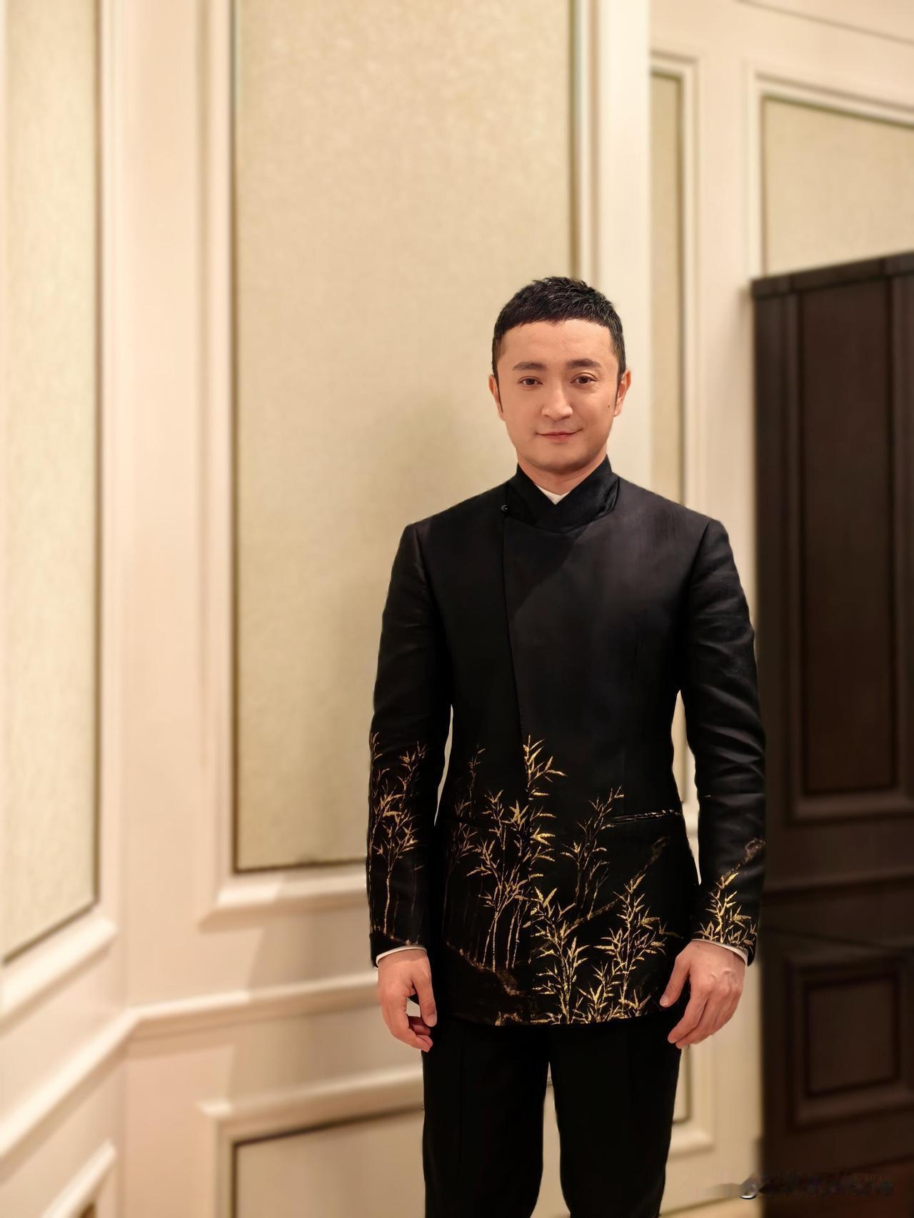 1月30日，央视主持人尼格买提更新动态，并配文“谁来救救这张合影”。他发了4