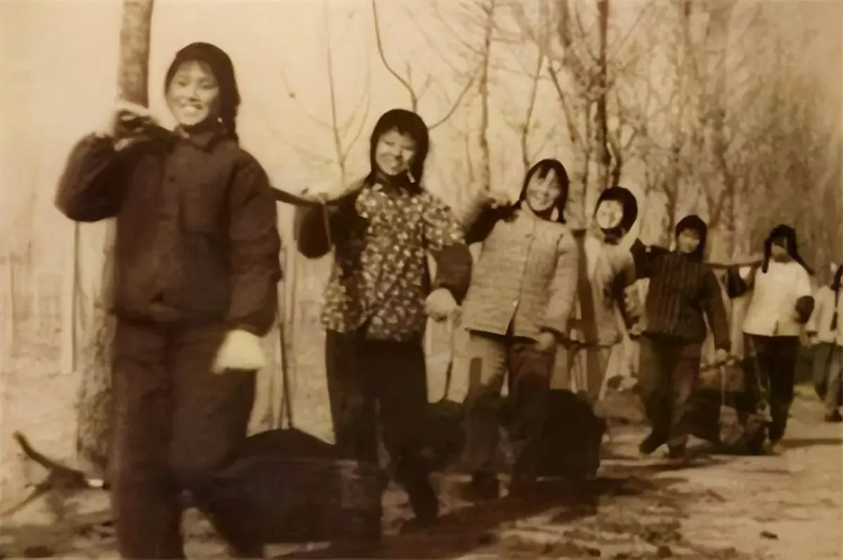 1974年，21岁女知青，夜间独自去厕所，却神秘失踪。连队把整座山翻了个遍，却仍