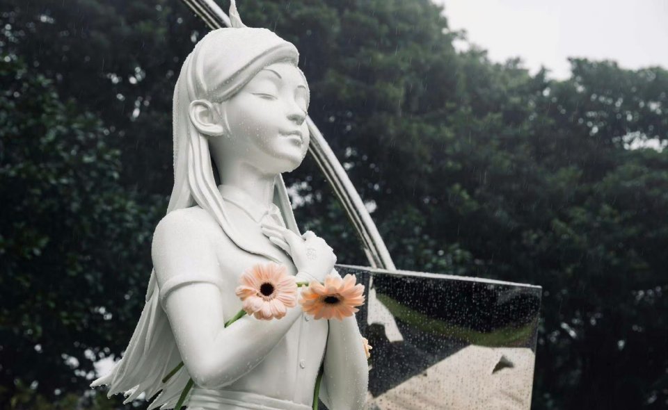 大S雕像上有纹身很多人都在说雕像不像大S，其实艺术的本身是呈现给人们另一种精神，