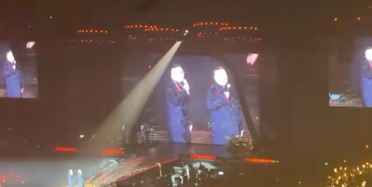 岳云鹏的演唱会如期举行，现场座无虚席，人山人海，岳岳也把相声搬上了舞台，演唱会成
