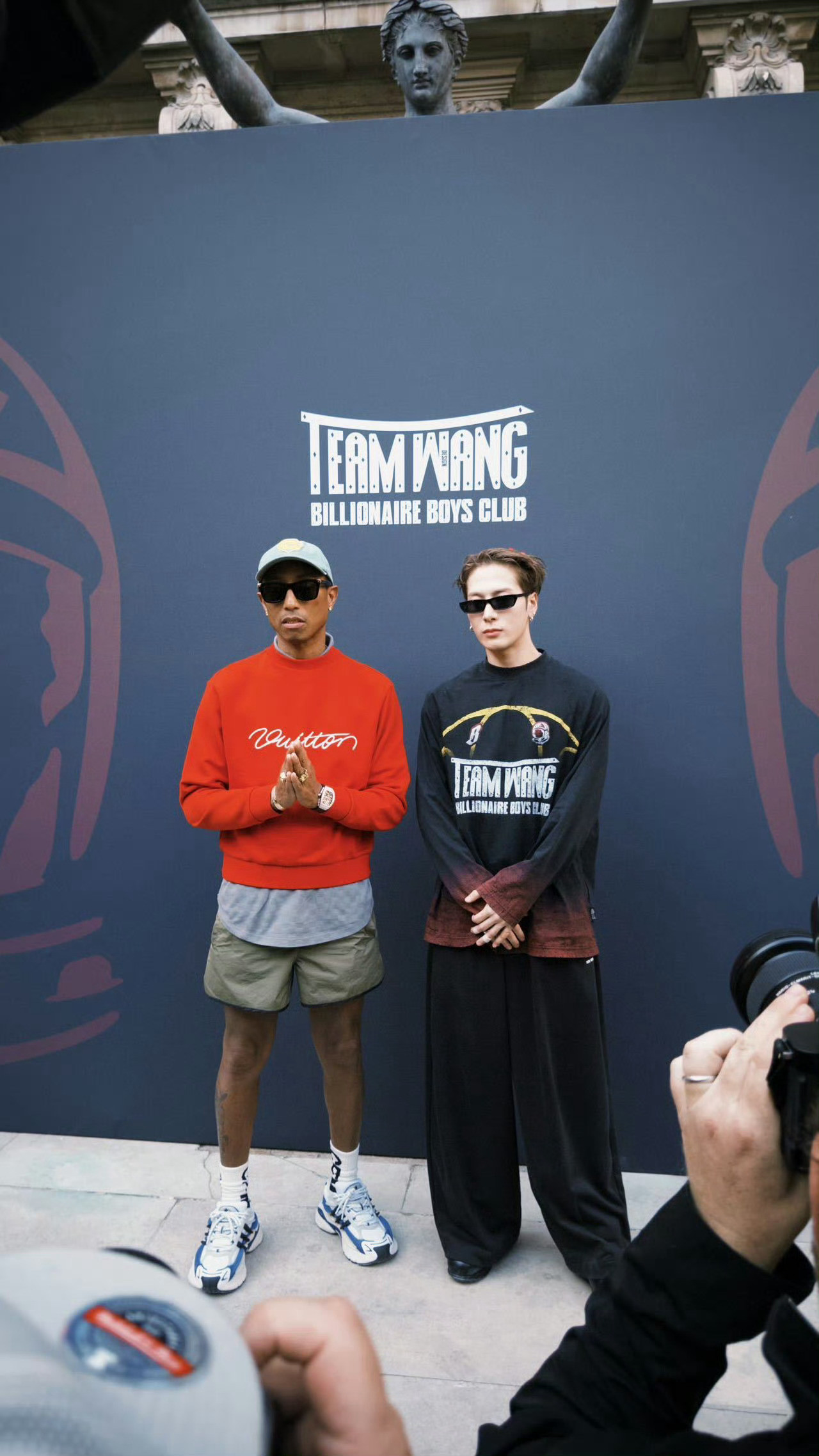 王嘉尔竟然和pharrell联名了天呐！这是什么次元壁破裂现场！王嘉尔和Pha