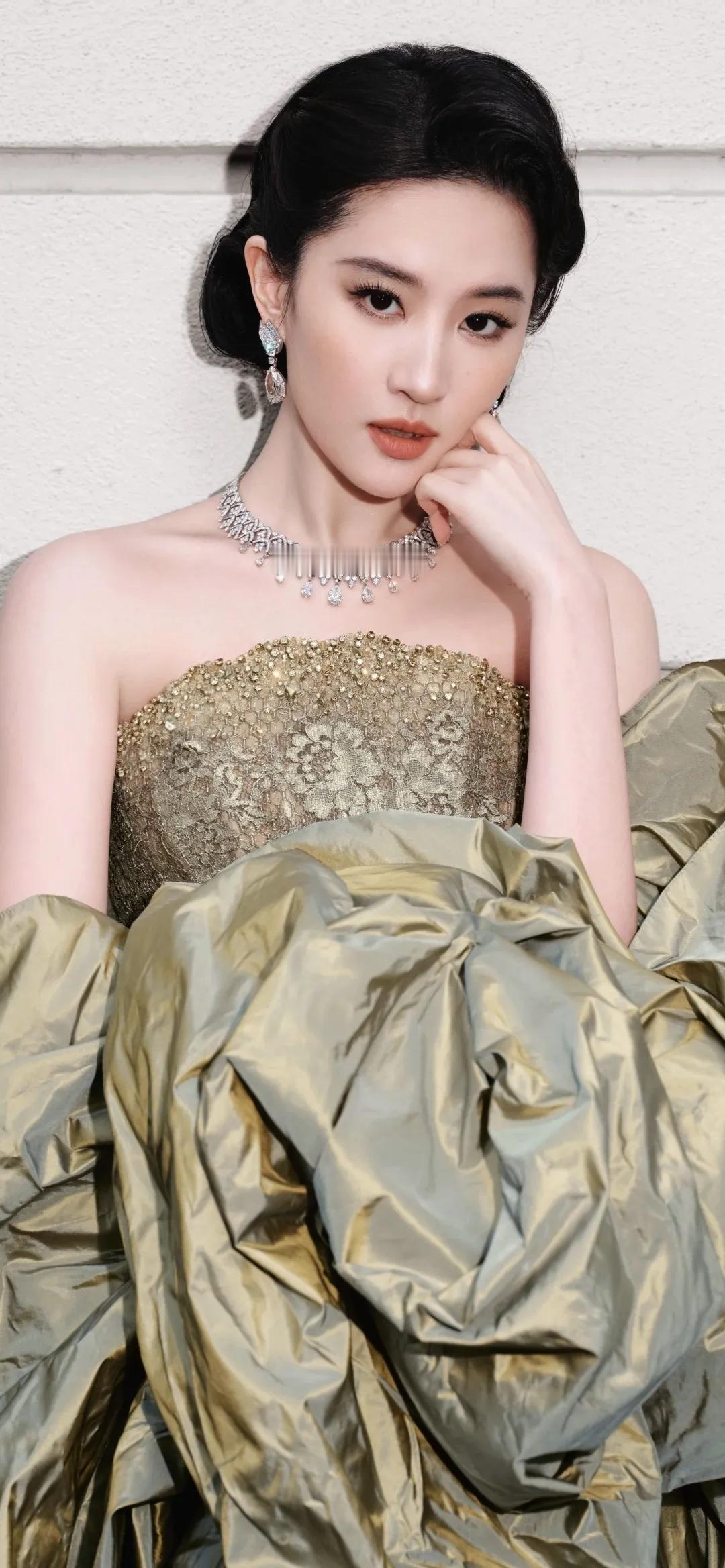 刘亦菲高定造型惊艳亮相，完美诠释红毯封神名场面！鎏金抹胸拖尾礼裙搭配复古盘发，