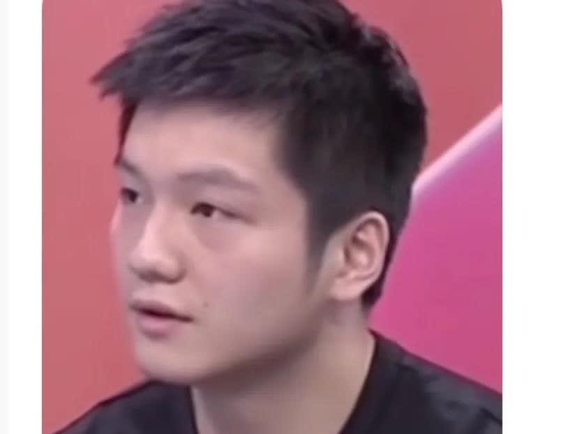 樊振东为什么不爱笑了主持人：你以前特爱笑，但是好像最近两年体重也下了，微