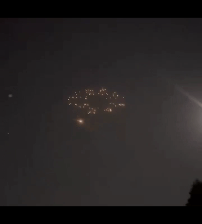 当地时间昨天晚上，伊朗发射的霍拉姆沙赫尔-4弹道导弹在以色列特拉维夫上空裂开战斗