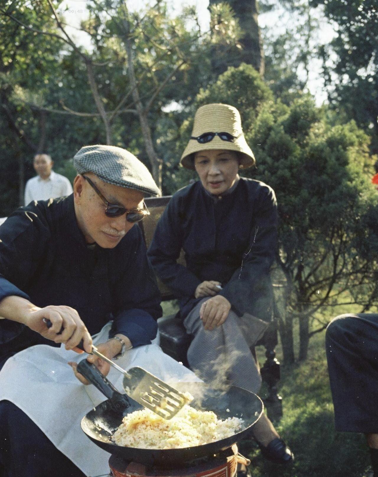 下图是蒋介石正在炒饭的照片，时间是1956年夏天，地点是台北士林官邸。炒饭是蒋介