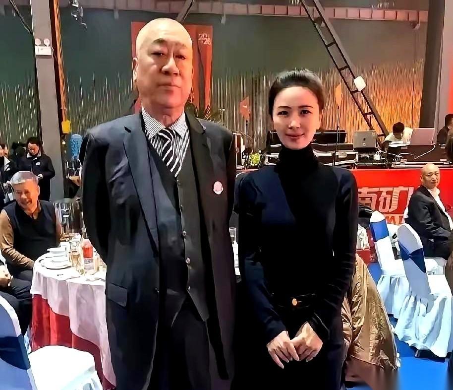 网上都传疯了，说河南那个矿山老板崔培军，发钱跟发传单似的。我还真信了。结果一