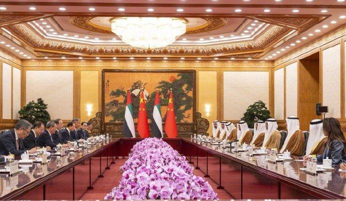 在干成一件超级大事后，阿联酋的王爷们愉快地回家了。最重要的事就是我们以后买他家