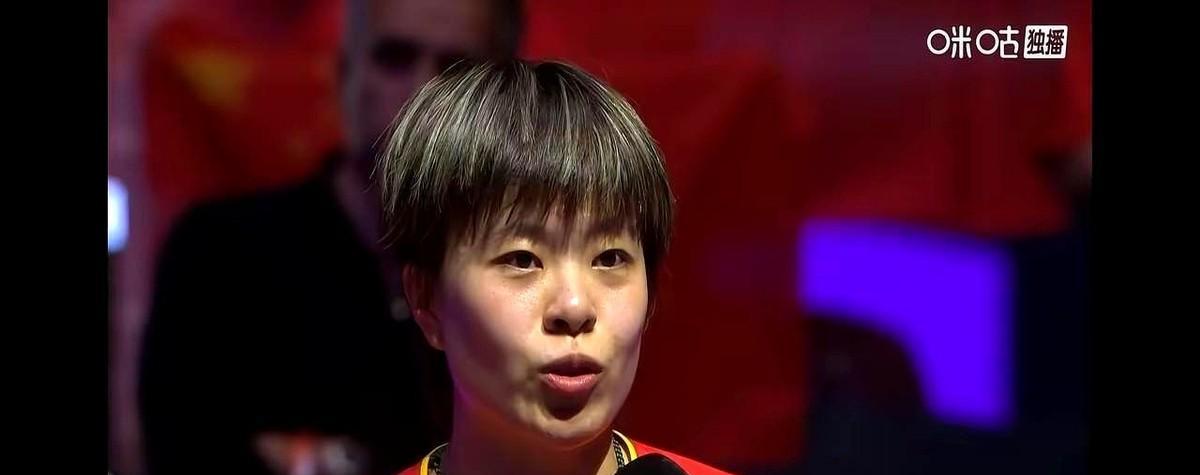 王艺迪一天打三场，两场打满七局，决赛4-0碾压王曼昱，拿了冠军。没人帮她，她自