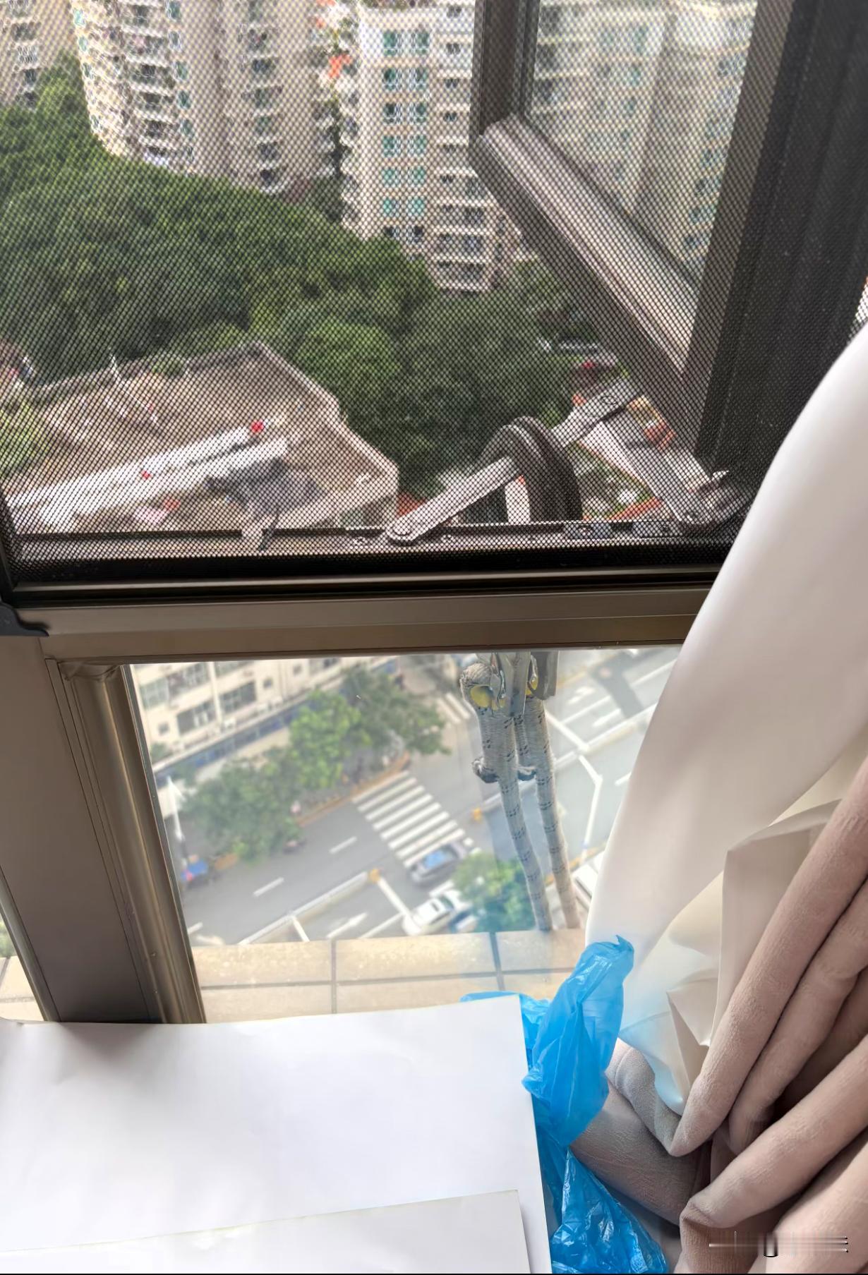 师傅，高空作业安空调就挂在这上面，真的没问题吗？