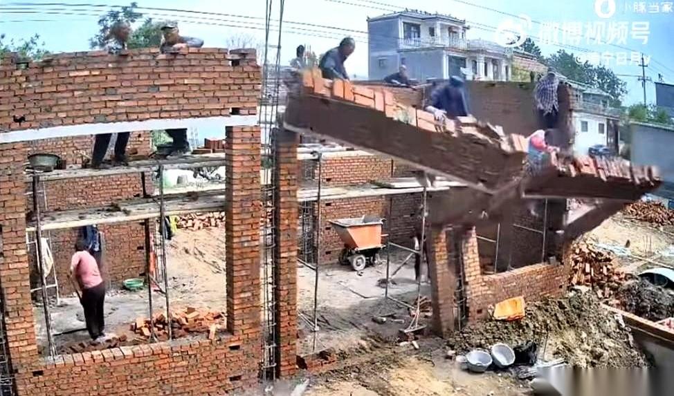 河南农村一栋在建的两层小楼，突然塌了。不是天灾，是人祸。整个二楼的砖墙都砌好了