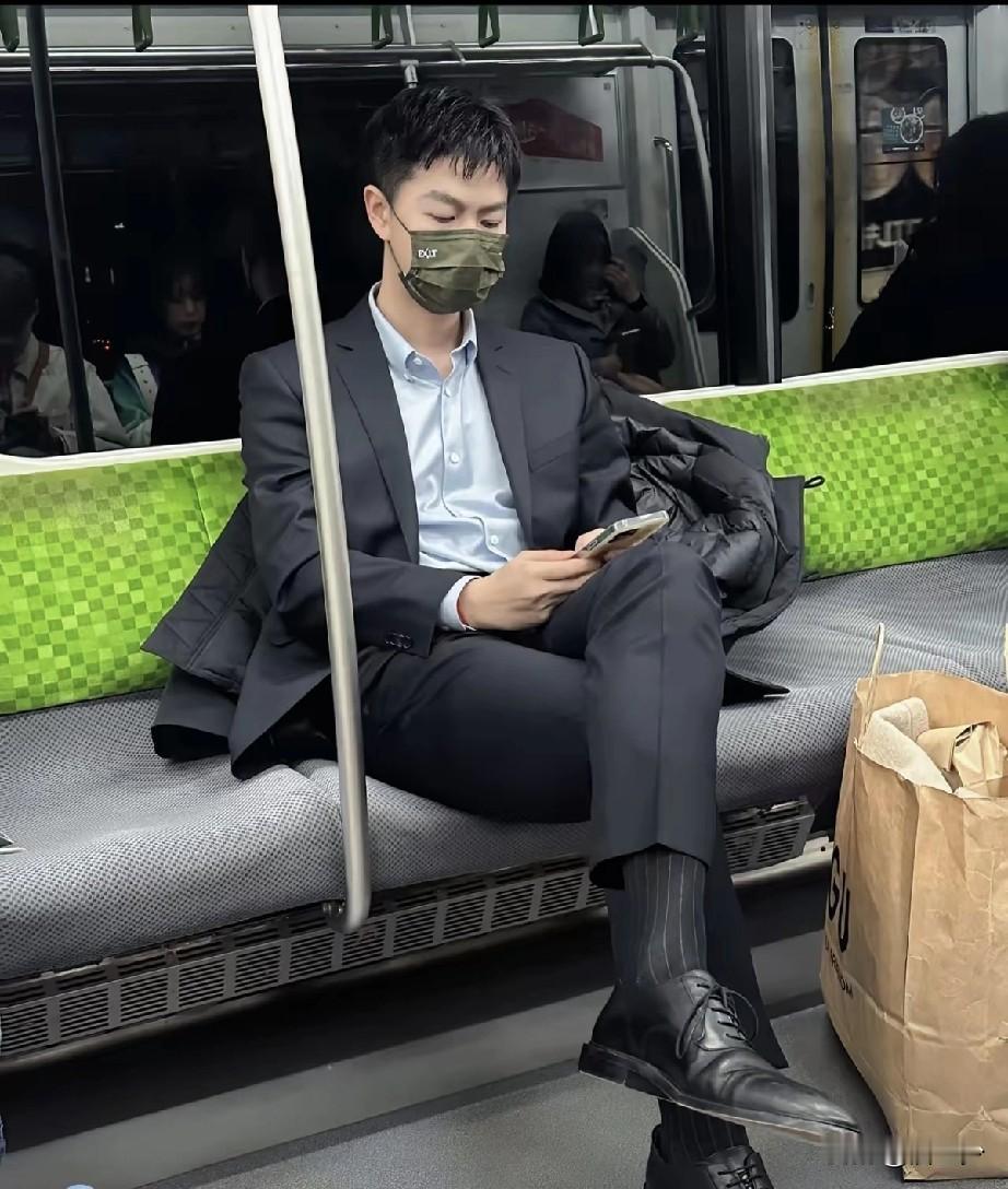 笑不活了[捂脸哭]！一网友说她在地铁上看到一个男人，感觉是那种家世很好，很有钱，很