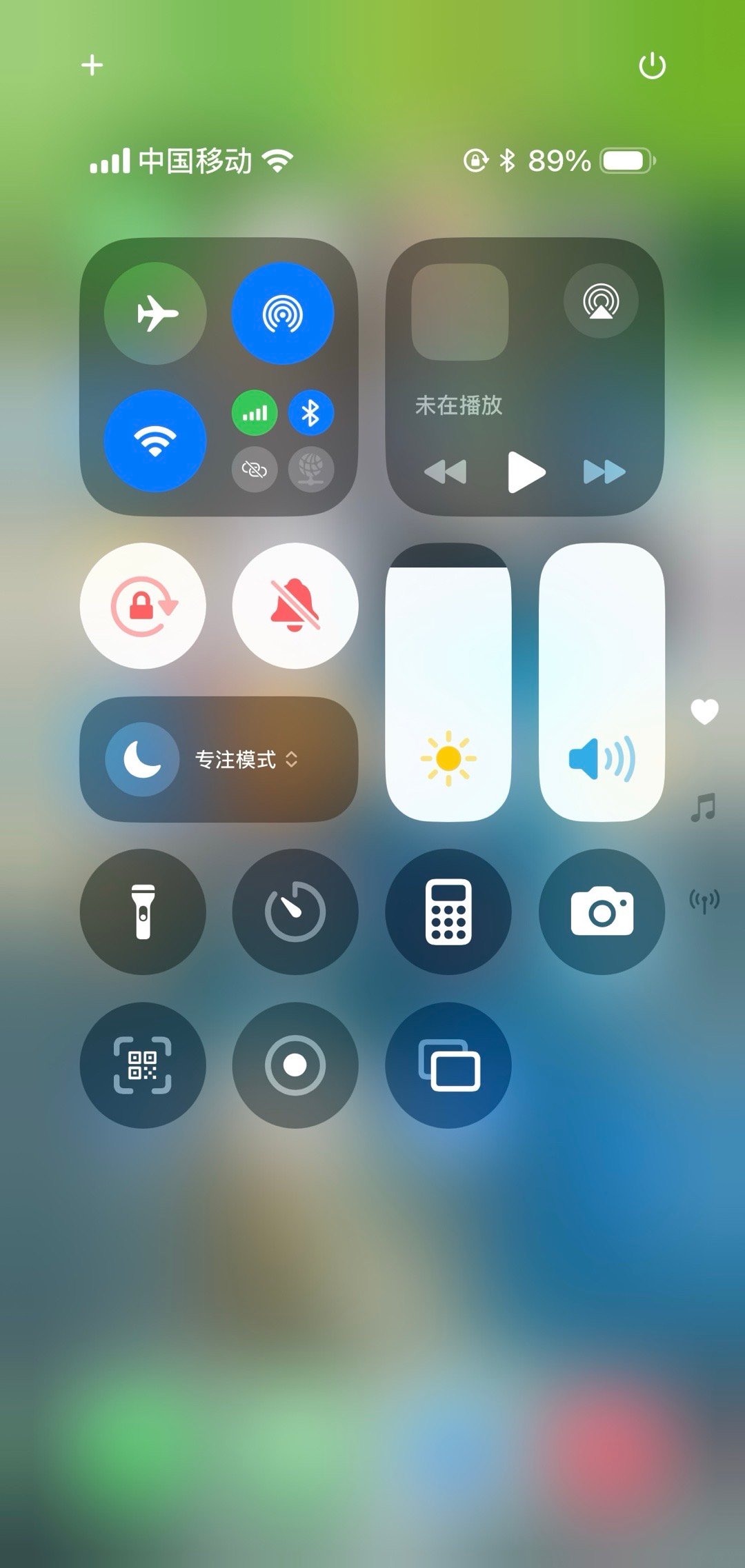 图1是iOS18的，图2是iOS26，摸着良心说，喜欢图几？[思考]iOS26