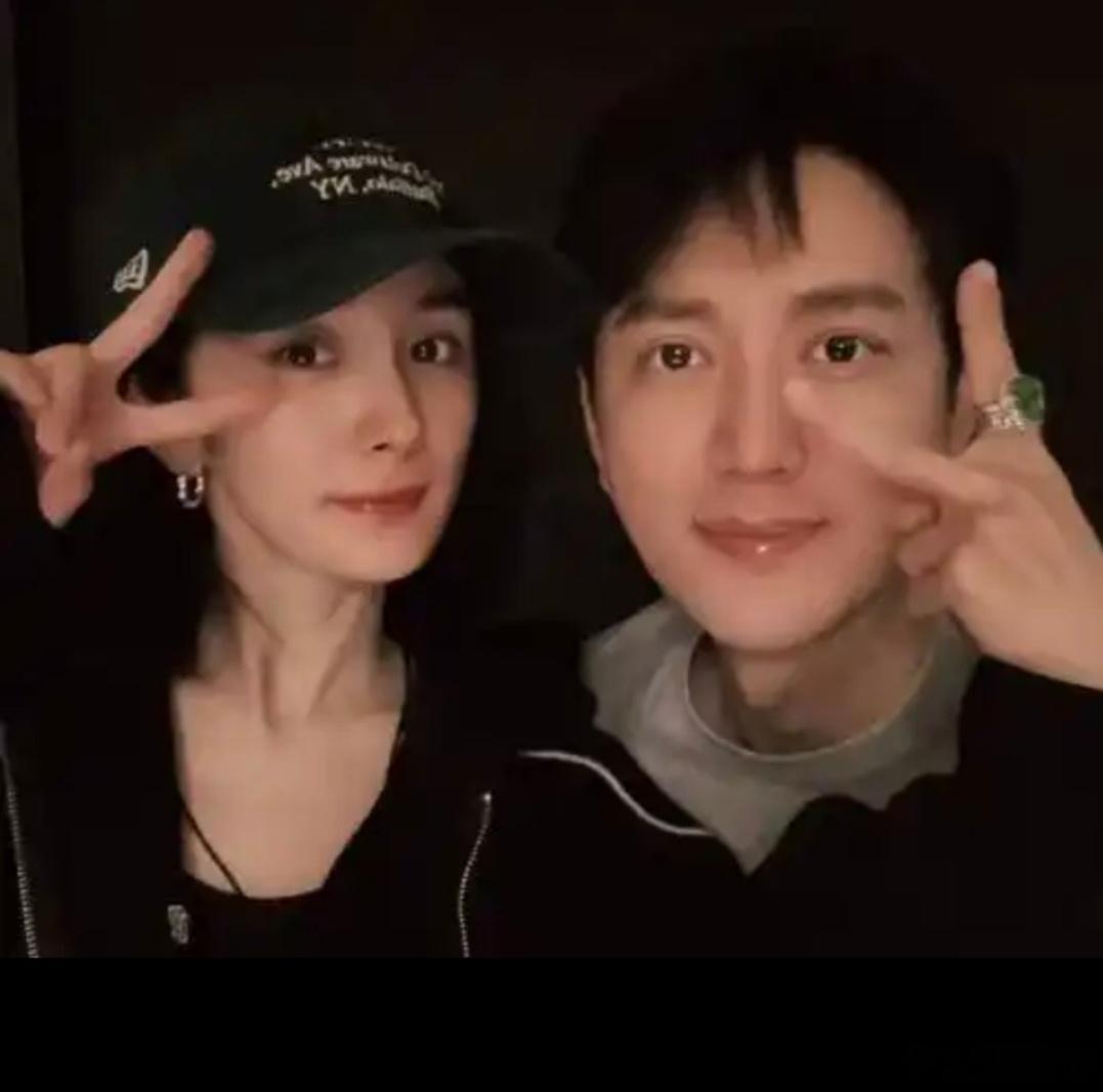 王仁君刚得“飞天"视帝，与杨幂关系就被扒乍看吓一跳，跟杨幂有啥关系？原来杨幂跟王仁君是同学。两人都是