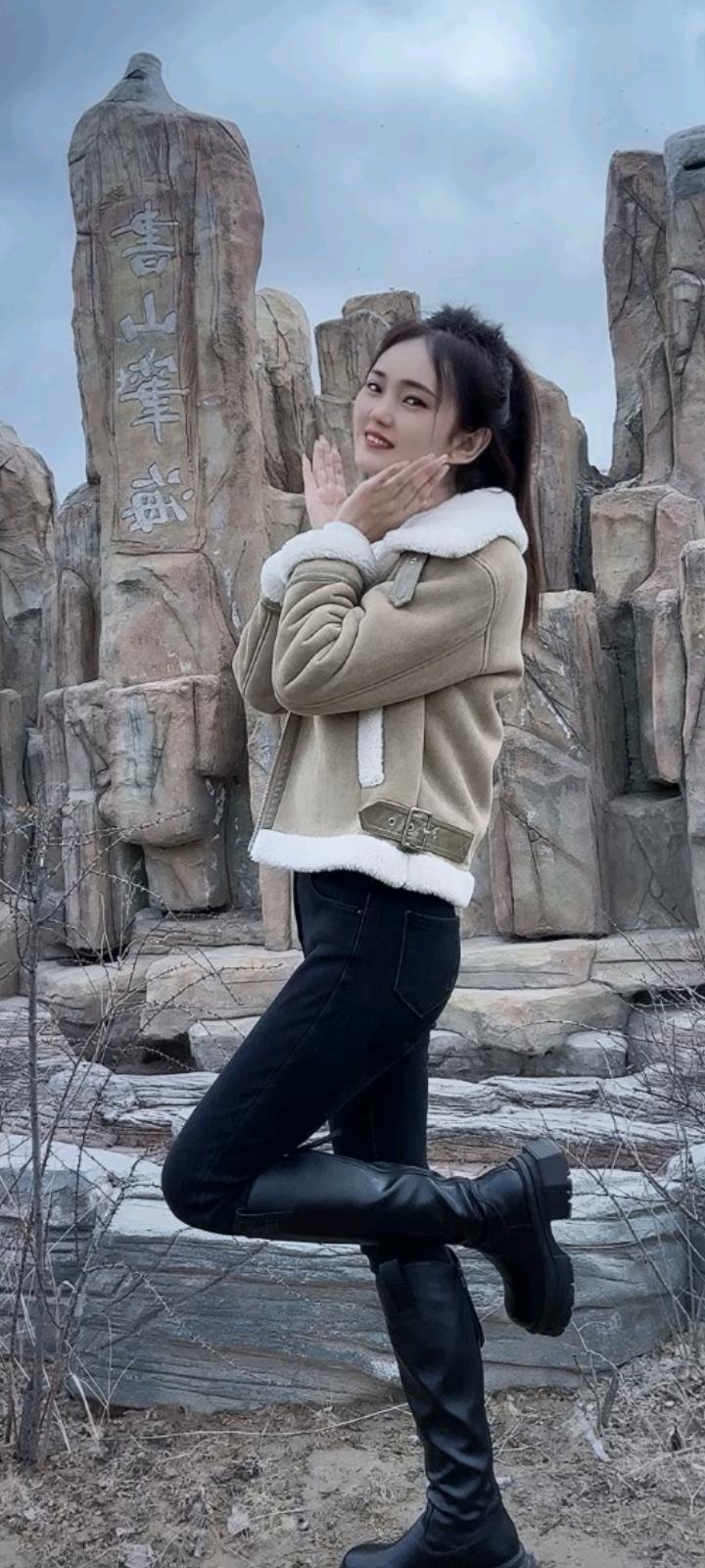 天南地北大拜年4. 此去一别，山高水远。不必常相见，只愿常想念，各自奔赴前程，顶