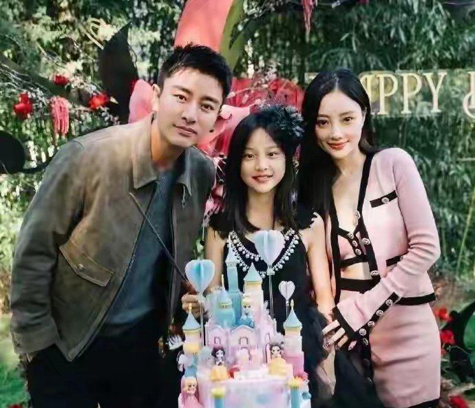 贾乃亮装不下去了，女儿“大义灭亲”挫破他的好丈夫人设！甜馨真的长大了，会为妈妈
