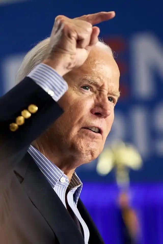 两起街头枪杀案，直接点燃美国政坛“战火”！拜登憋不住怒怼特朗普：“再瞎搞，世界老