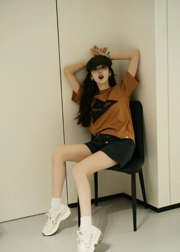 娜扎拍照真的很喜欢张嘴确实美