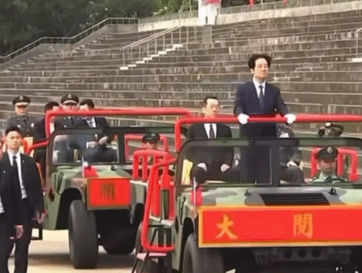 火了🔥🔥🔥火了！赖淸德赖清德坐上拖拉机了，这小风兜的，呼啦呼啦的，不过