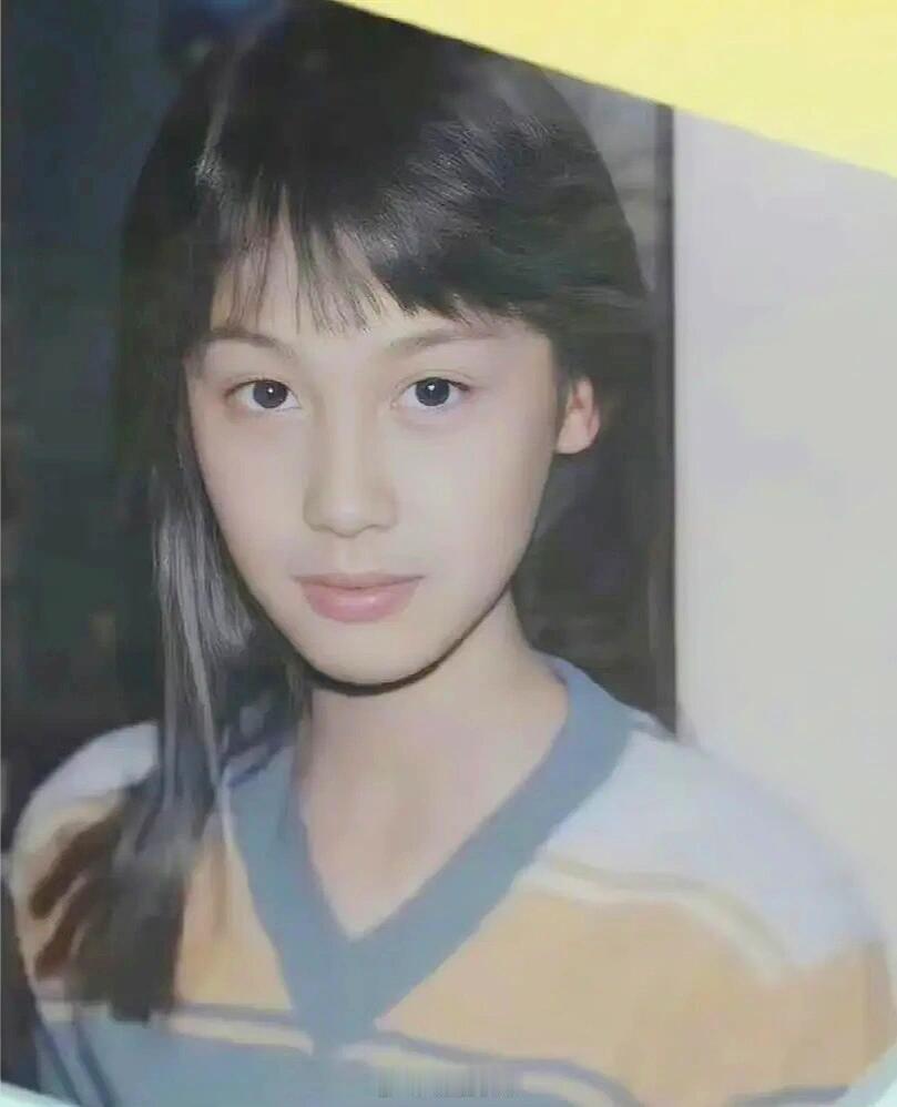 朱茵11岁小学六年级和17岁大学旧照