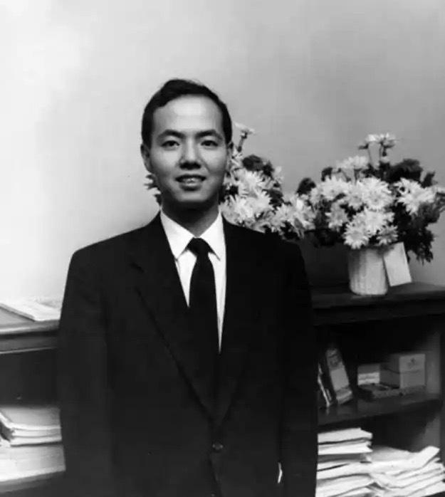 无语了,居然还有人拿李政道的国籍说事。1973年,经过周总理特批,李就把自己长子